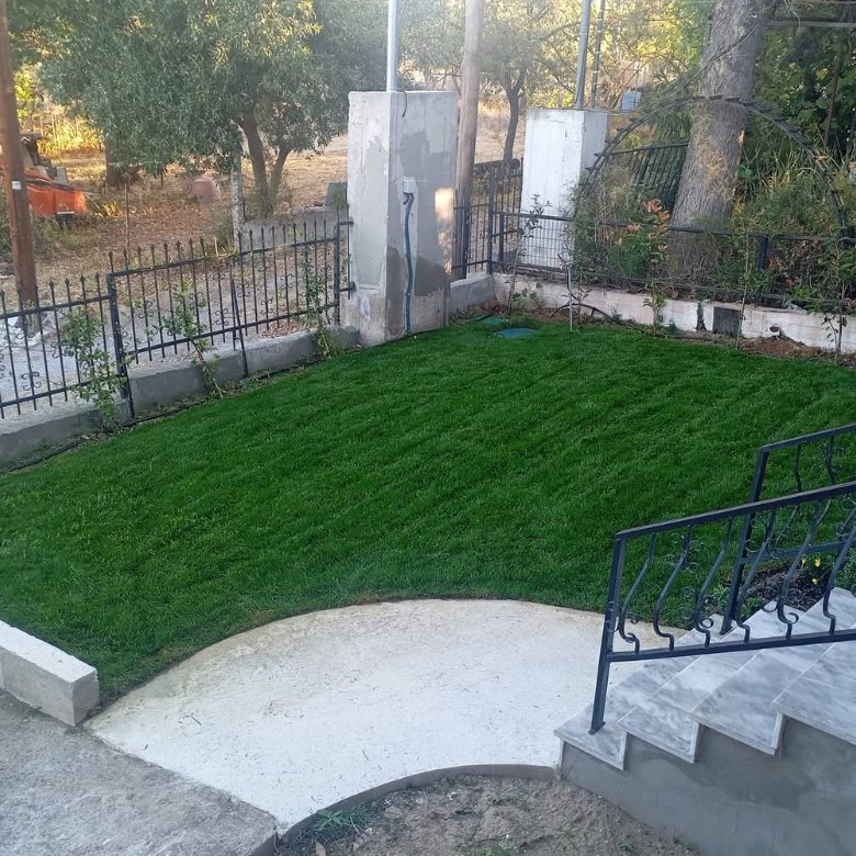 Μετά: νέο γκαζόν και τσιμεντένιο μονοπάτι